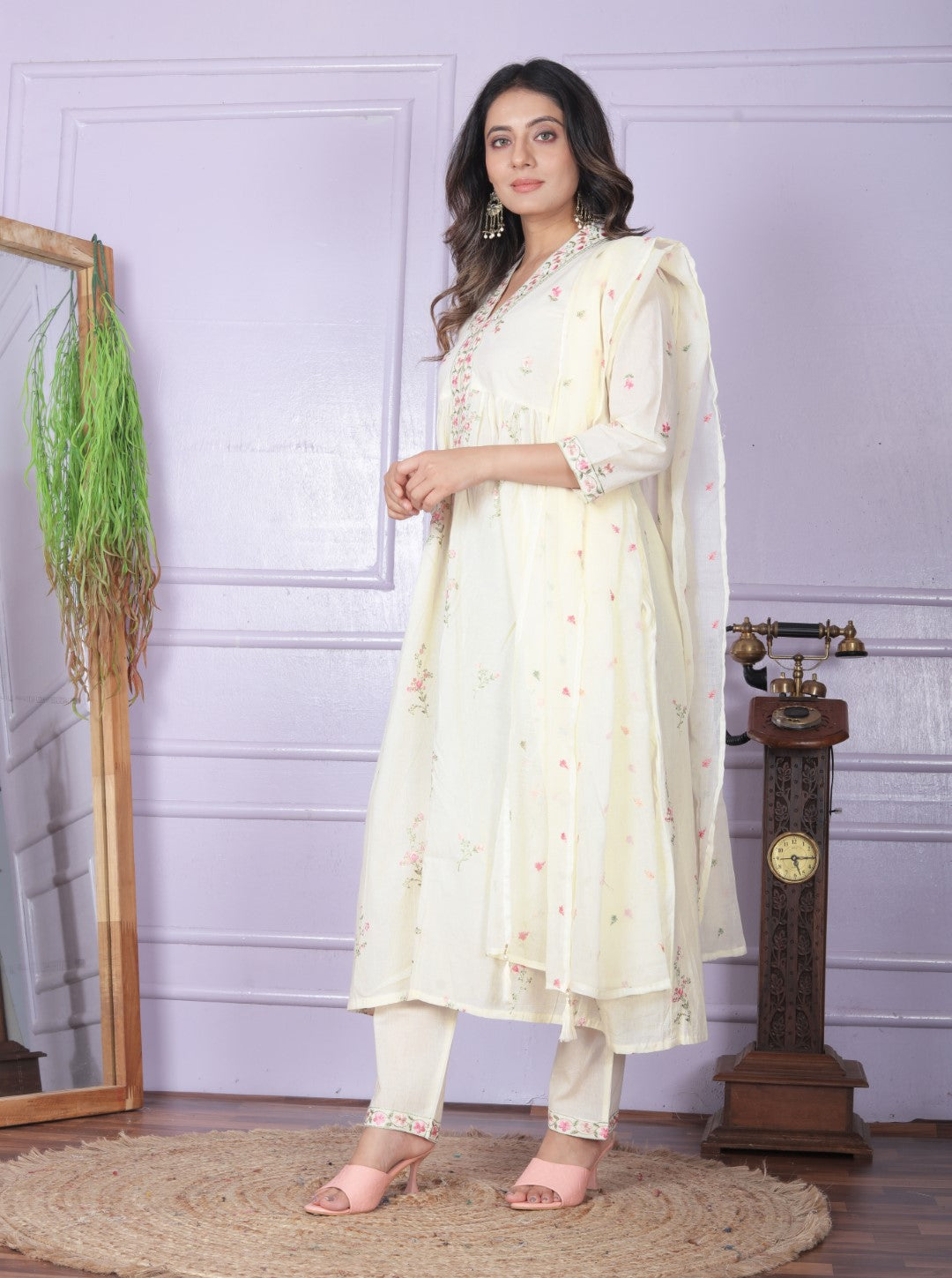 V Neck Center Cut Off White Suit